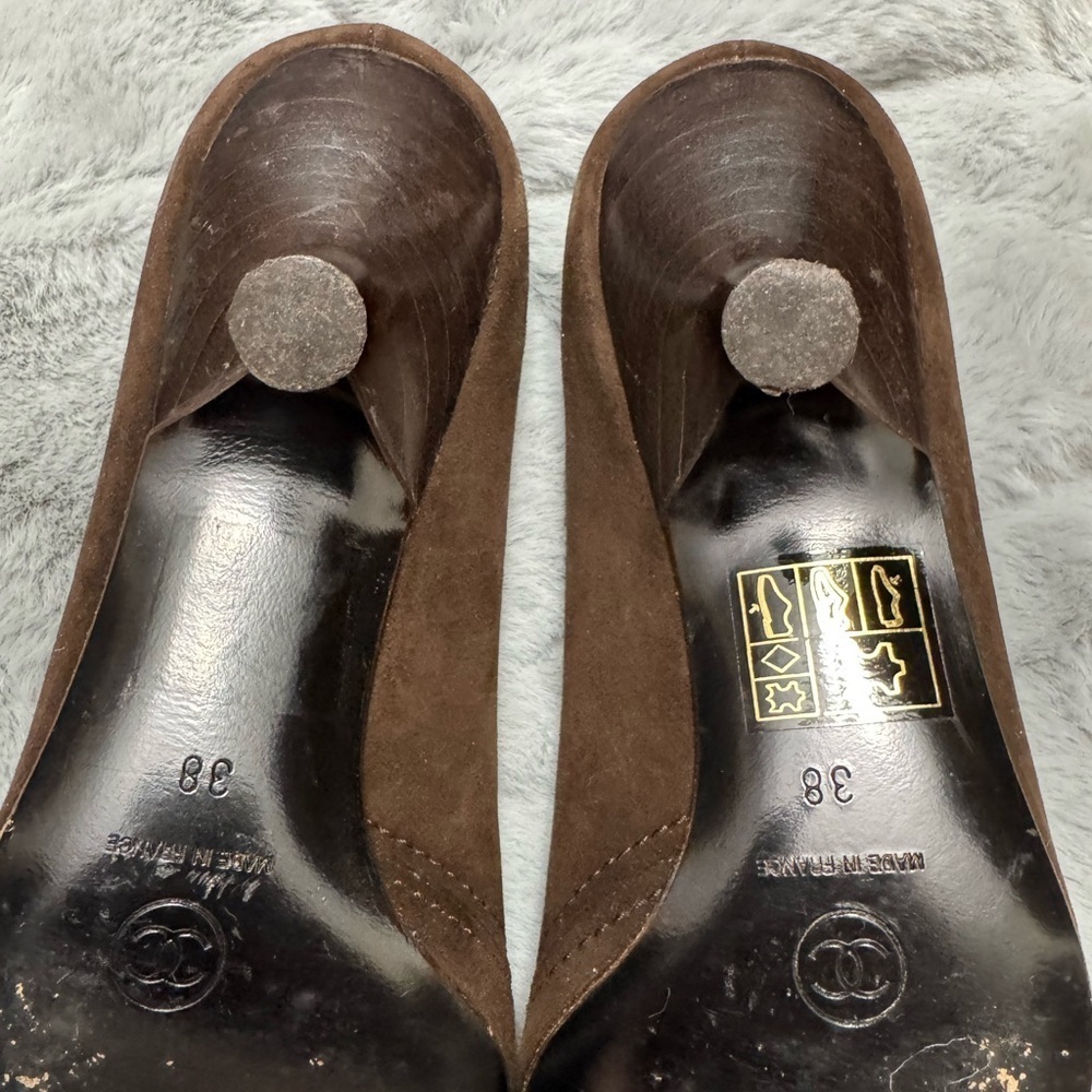 Chanel CC Fringed Suede Pumps EU 38 US 7.5 Brown Kitten Heel Classic Old Money - Picture 12 of 15